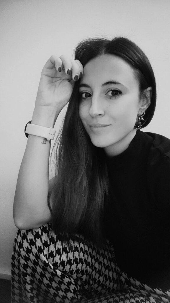 Psicóloga Forense Julia Tobar Foto Perfil Blanco y Negro